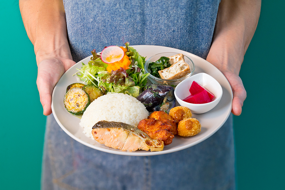 手づくりの麹調味料で体の中から元気を育む「Cozy Cafe & Bar beyond」の一汁八菜ランチプレート