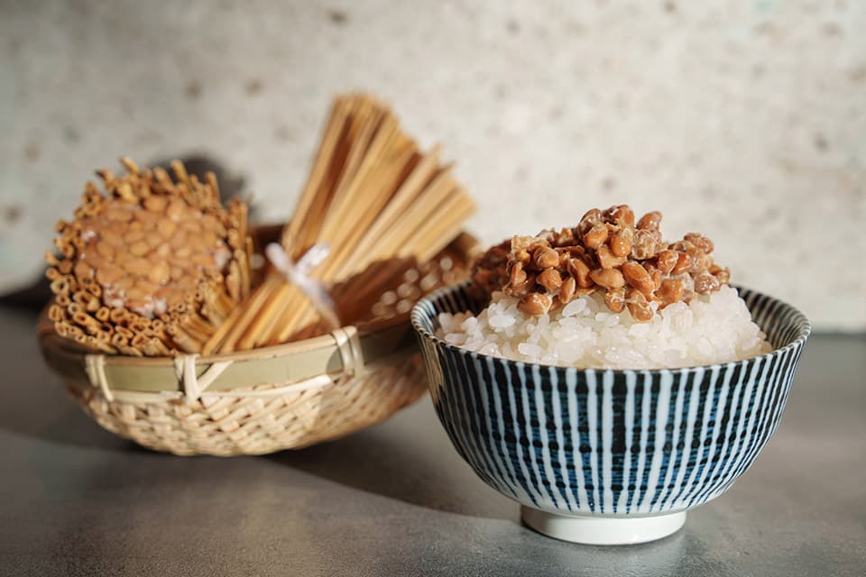 藁納豆定食と納豆アイスが評判！水戸名物を堪能できる「水戸 門のまえ」