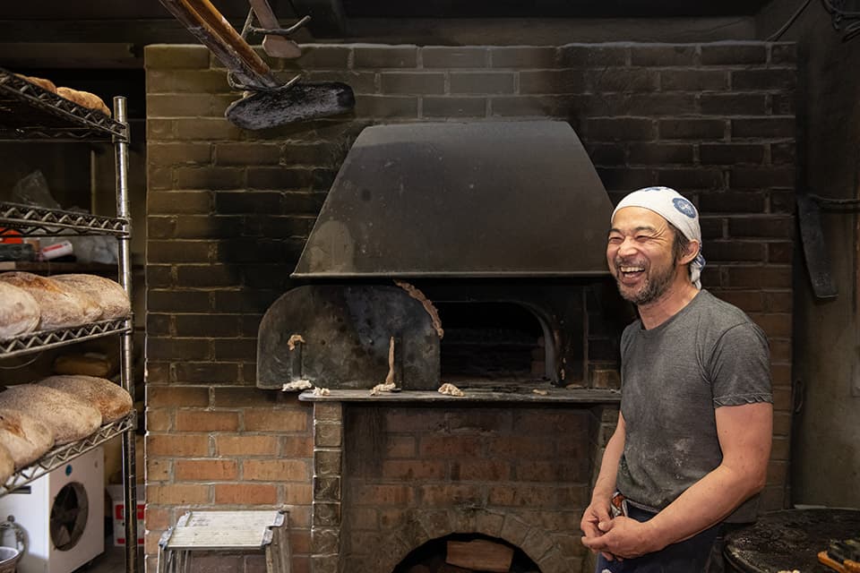 Vol.28 でっかいパンが旨い理由。Panezza角谷聰さんが語る、 伝統の発酵種「パスタ・マードレ」と薪窯の蓄熱