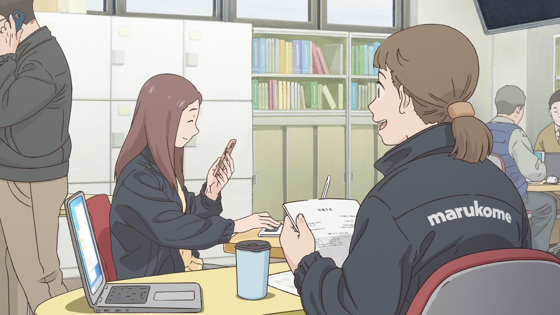 かわいい絵文字入りのメールを見て思わず笑みがこぼれる孫娘まい