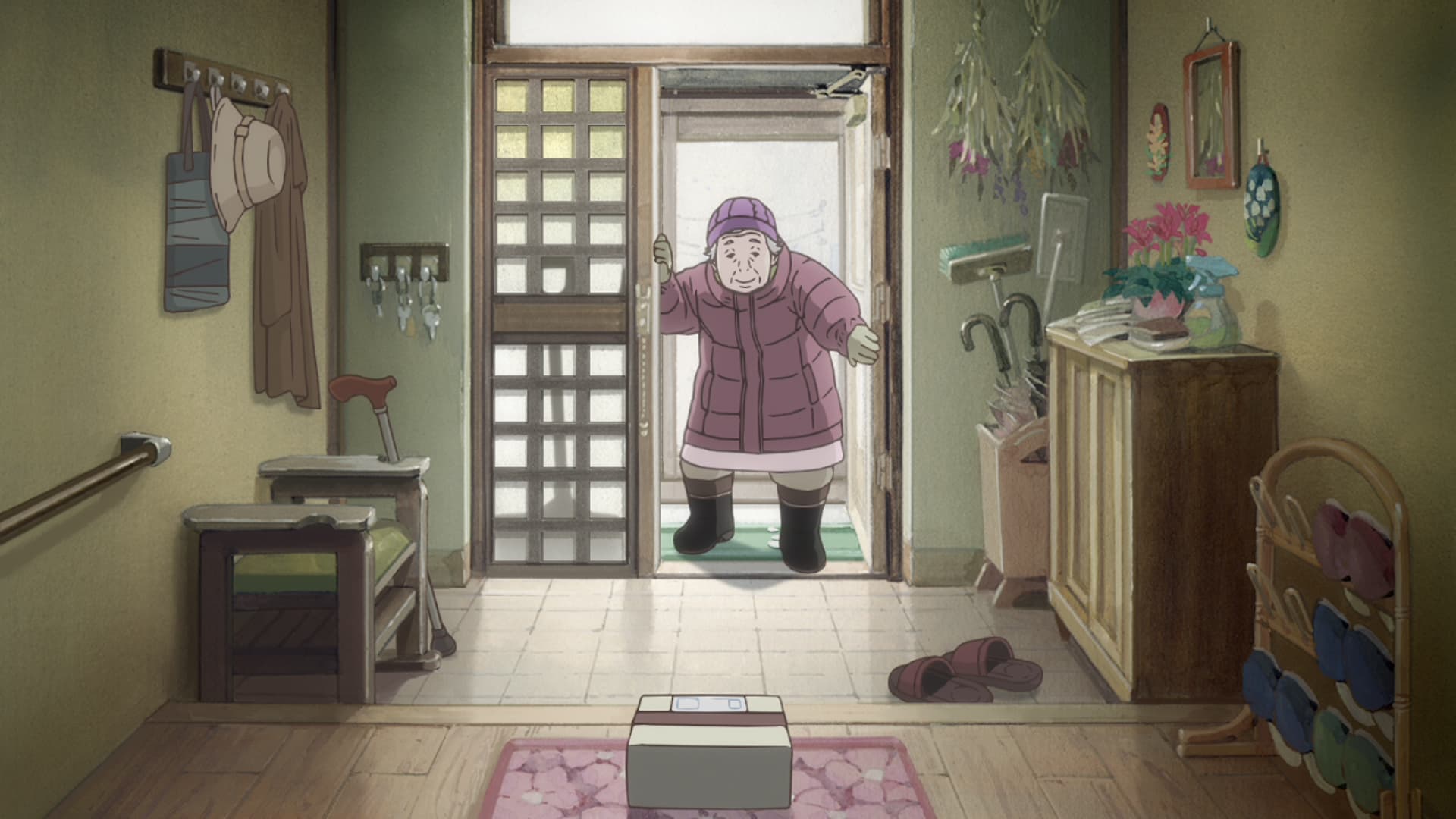 お昼近く、雪かきを終えて玄関に入ろうとしているおばあさん。