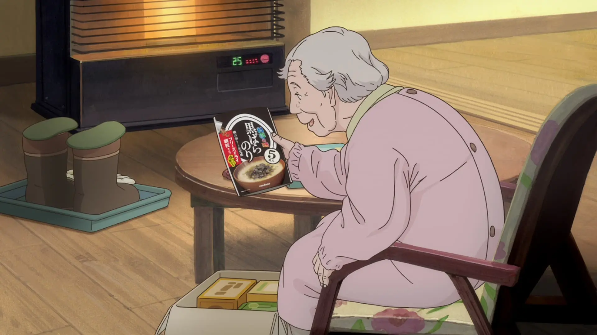 荷物を取り出して楽しそうに確認を続ける祖母