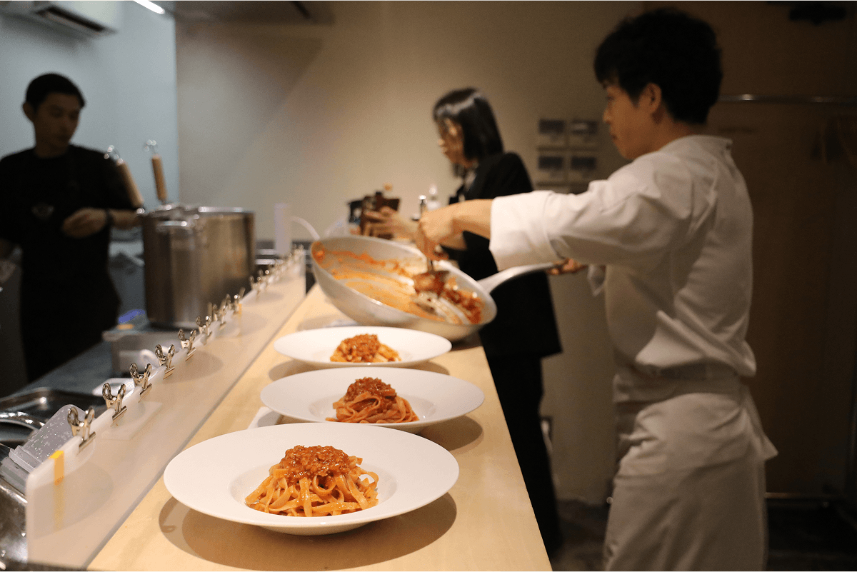 ｢家庭のキッチン」のようなスペースで完成度の高い料理を提供するには？