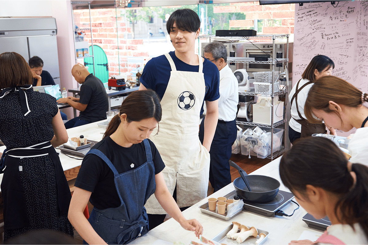 今回のイベントには、アスリートのパートナーや子育て中の女性など、多くの参加者が集まりました。家庭や競技生活を支える立場ならではの関心が寄せられ、会場は熱気に包まれていました。小泉さんが考案した3品――『キーマカレー』『パプリカの塩糀マリネ』『糀甘酒発酵スムージー』をデモンストレーション。実際に参加者も調理を行いながら、それぞれの特徴や活用法が解説されました。