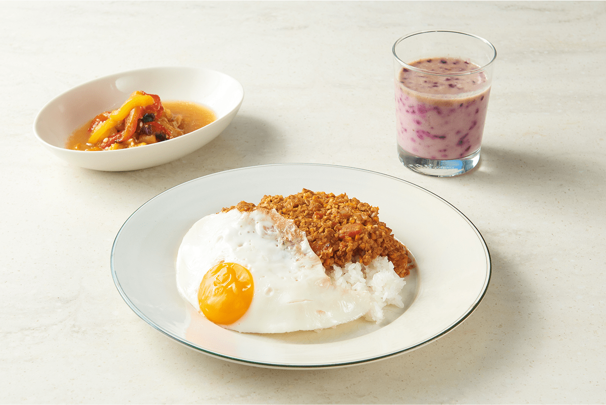 キーマカレーとスムージーに使用した「糀甘酒」です。「ノンアルコール·砂糖不使用でヘルシー。疲労回復に役立ち、エネルギー源としても優秀。パプリカは抗酸化作用により体の炎症を和らげ、若々しい体づくりにつながる。現役生活を長く続けるサポートにもなる」と、その魅力を強調しました。