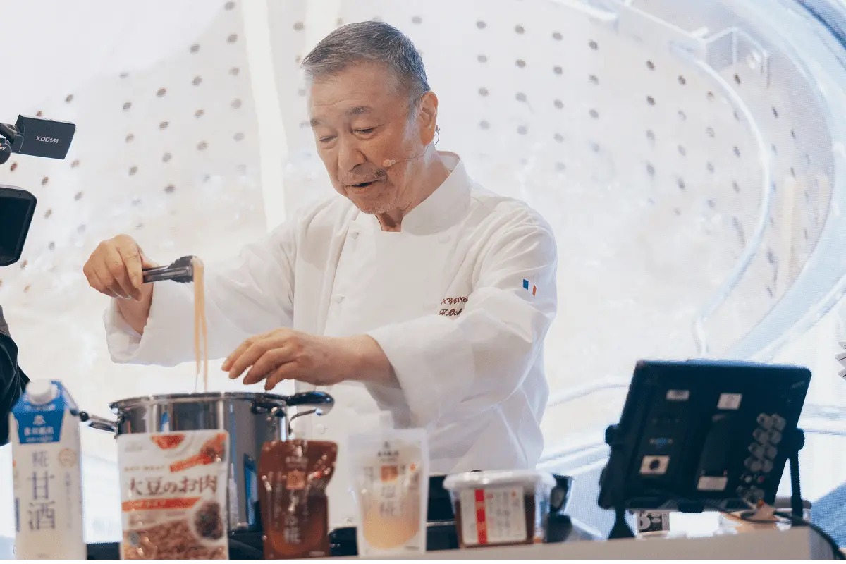 マルコメの発酵食品を活かした落合氏オリジナルの3品をデモンストレーション。