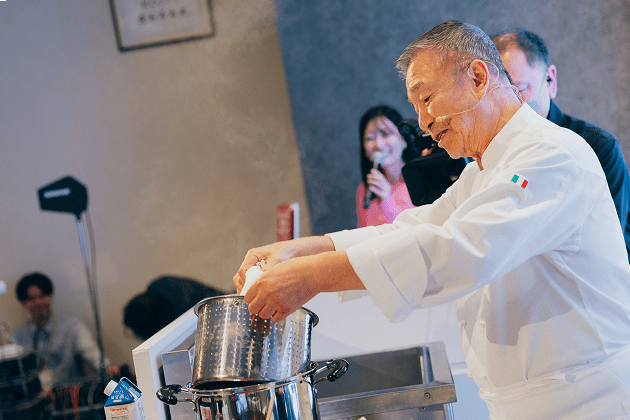 マルコメの発酵食品を活かした落合氏オリジナルの3品をデモンストレーション。