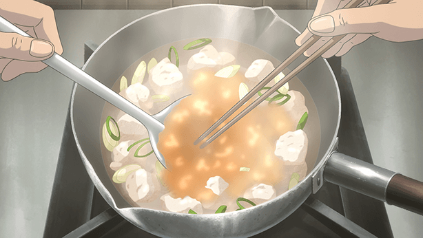 豆腐が入った鍋に味噌を溶かしながらタキがふと口ずさむ