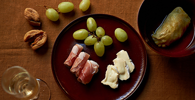 発酵美食／乾漆の器におつまみとワインをあわせて。 ギャラリー「夏椿」の恵藤文さんが選ぶお気に入りの一皿