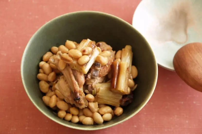 大豆と手羽先のしょうゆからし酢みそ煮