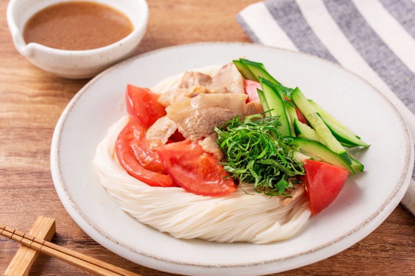 豚バラ肉とトマトの酢糀涼麺
