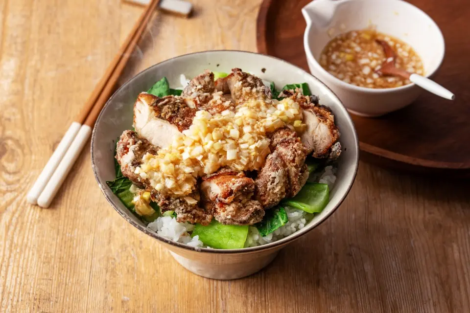 五香粉風味の油淋鶏丼