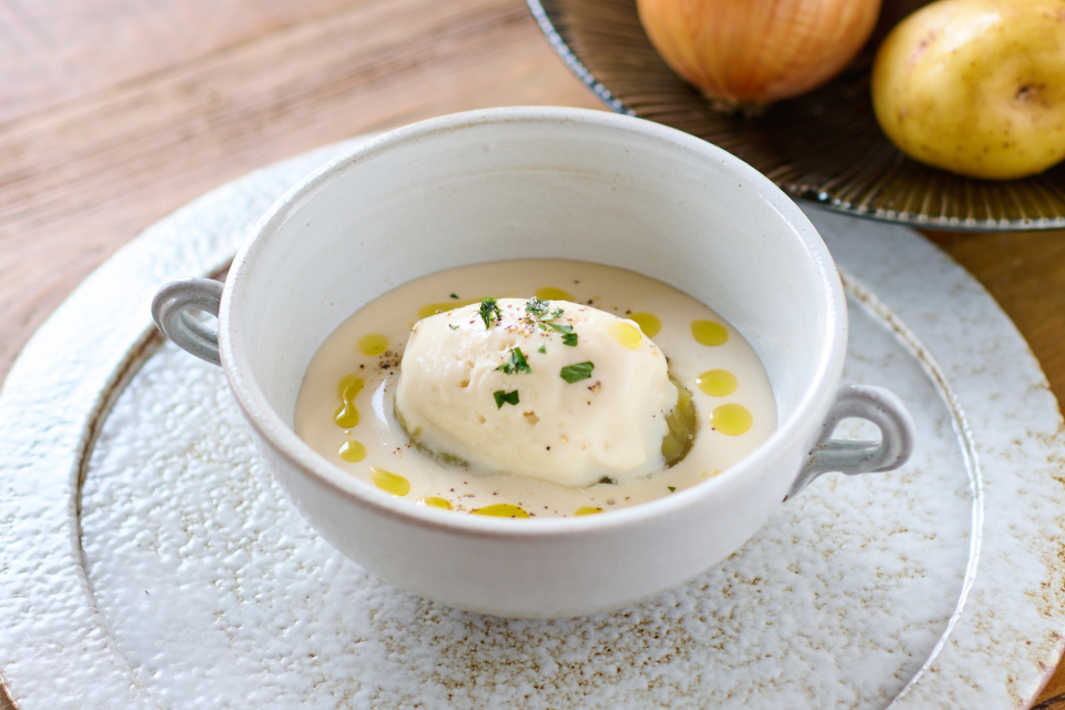 ヴィシソーワーズのアイスクリームとなすのコンソメ煮添え