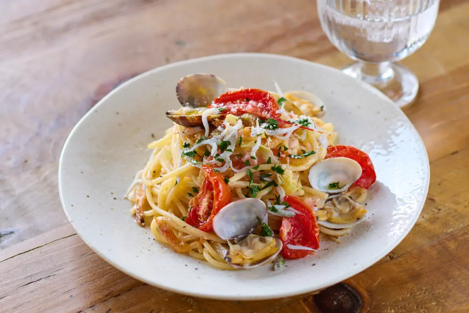 セミドライトマト、しらす、干しえび、伊勢湾あさりの塩糀ソースパスタ